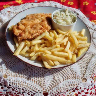 Kotlet drobiowy, frytki, surówki