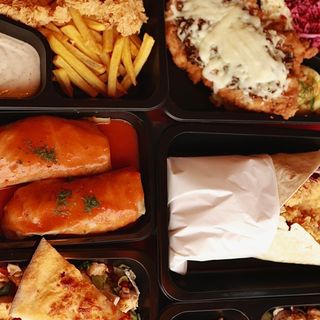 Frytki z posypką z kurczakiem i serem