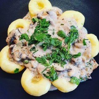 Pyzy z mięsem z omastą z boczku i cebuli z surówką 