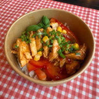 Ricebox china - ryż z kurczakiem i warzywami w orientalnym sosie 