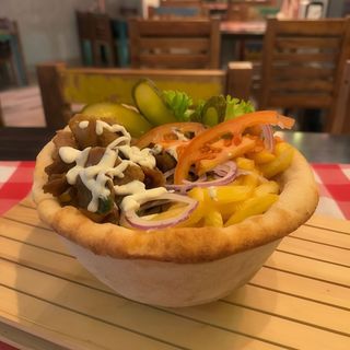 Jadalna miska własnego wypieku z mięsem kebab, frytkami, warzywami, sosem 