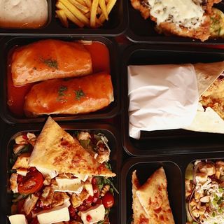 Kapsalon - kebab wołowy, frytki, ser, warzywa zapieczone w foremce