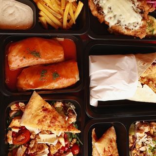 Danie dnia 2 - Polędwiczki drobiowe w sosie miodowo-musztardowym, ziemniaki, surówka