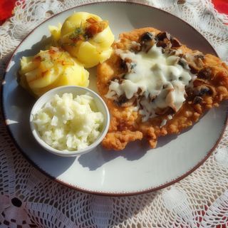 Kotlet schabowy z serem i pieczarkami, ziemniaki, zestaw surówek