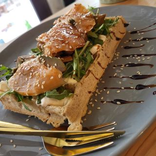 Gofr wytrawny z łososiem i awokado