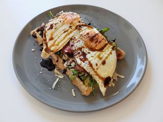 Gofr wytrawny z jajkiem i bekonem