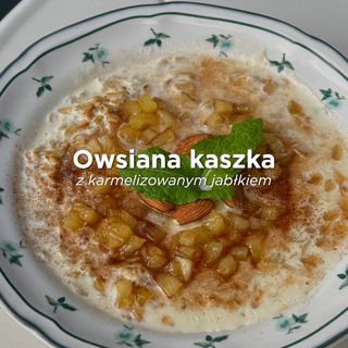Owsianka z jabłkami karmelizowanymi 