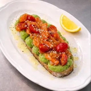 Tost z awokado i łososiem