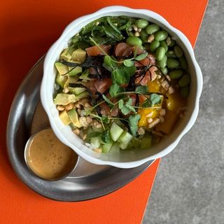 Bowl z łososiem