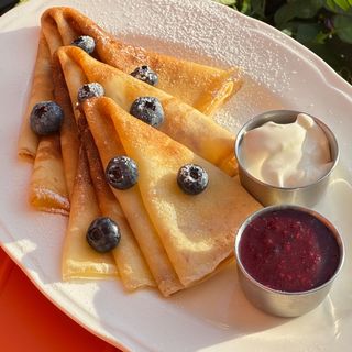 Naleśniki z owocami leśnymi 