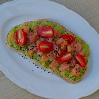 Avo tost z łososiem 