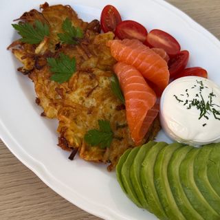 Placki ziemniaczane z łososiem 