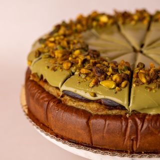 Sernik baskijski pistacjowy