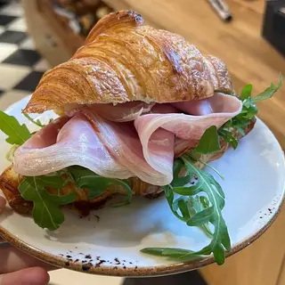 Croissant z szynką