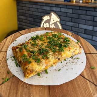 Pizza firmowa na blachy - boczek, oscypek, zielony pieprz, jalapeno, ser