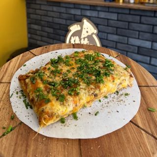 Pizza firmowa na blachy - salami, ser