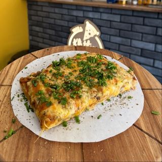 Pizza firmowa na blachy- szynka, pieczarki, ser