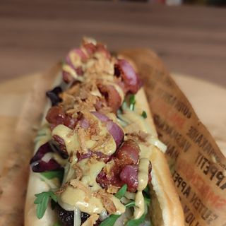 Hot dog z białą kiełbasą