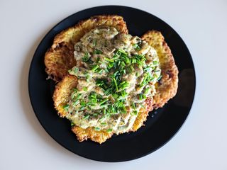 Placki ziemniaczane z sosem pieczarkowym