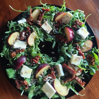 Sałatka ze śliwką