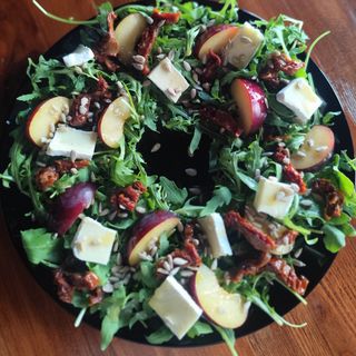 Sałatka ze śliwką