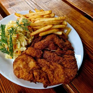 Kotlet schabowy z frytkami i surówką 