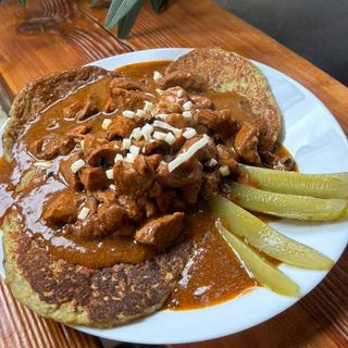 Placki z blachy z gulaszem