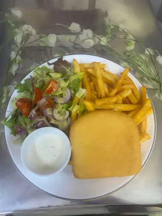 Ser smażony z frytkami