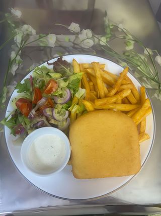 Ser smażony z frytkami