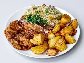 Kotlet schabowyz ziemniakami opiekanymi  i zasmażaną 