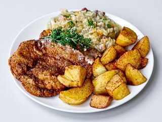 Kotlet schabowyz ziemniakami opiekanymi  i zasmażaną 