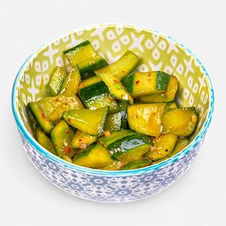 Sałatka Pikantny ogórek z czosnkiem