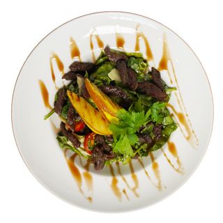 SAŁATKA Z WOŁOWINĄ I GRUSZKĄ