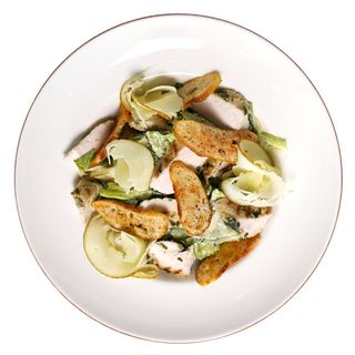 SAŁATKA Z KURCZAKIEM I SEREM WĘDZONYM