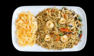 Makaron z krewetkami i warzywami