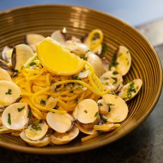 Spaghetti chitarra z vongolami