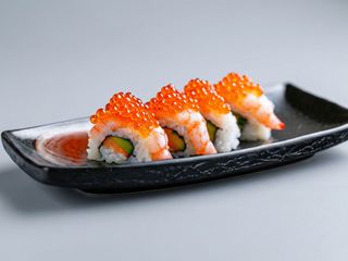 Hosomaki z krewetką i kawiorem masago