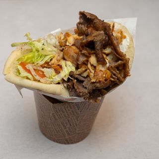 Kebab w bułce z mięsem mieszanym