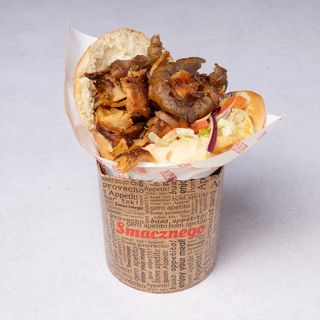 Kebab w bułce z mięsem mieszanym