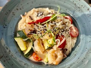 Makaron po tajsku z krewetkami