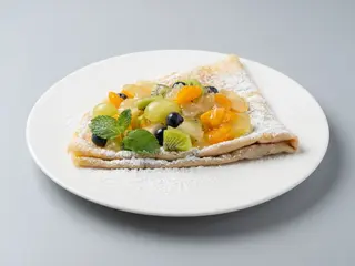 Naleśnik owoce, miód