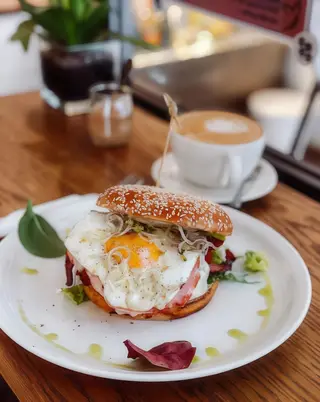 Burger śniadaniowy