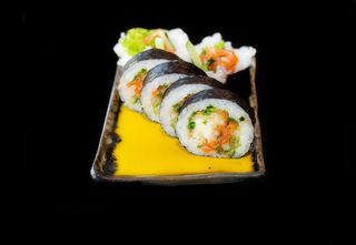 Tempura roll futomaki tatar z łososia 6szt