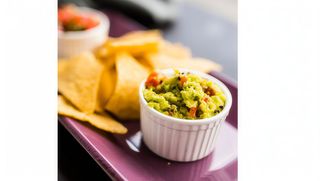 Nachos (150g) z salsą, guacamole i dipem serowym