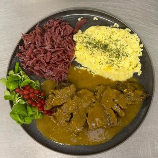 Poliki wołowe z purée i czerwoną kapustą ze skwarkami