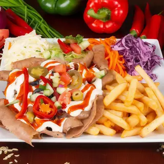 Kebab na talerzu z mięsem i serem