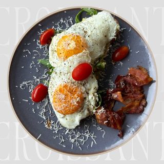 Jaja sadzone na croissancie