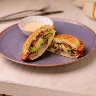 CHRUPIĄCA BUŁA Z BEKONEM