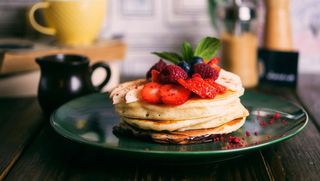 Pancakes z czekoladą i owocami