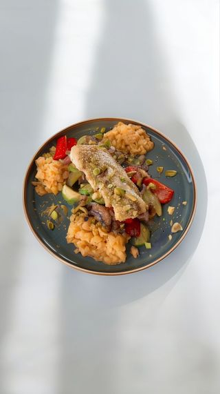 Maślana polędwica z dorsza z pistacjami